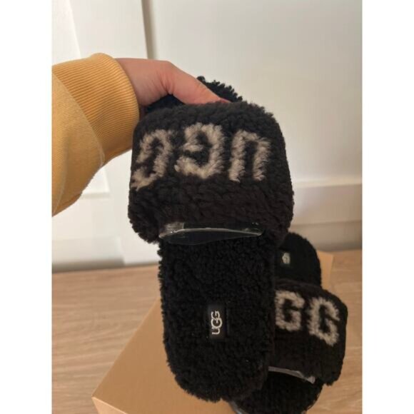 NIB UGG Cozetta Curly Faux Plush Sheepskin Graphic Slipper Black Size: 7 NWB - Picture 4 of 9